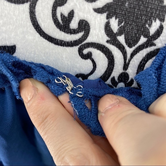 Robbi & Nikki blue crochet trim flutter sleeve top lightweight summer Flowy - Picture 8 of 10